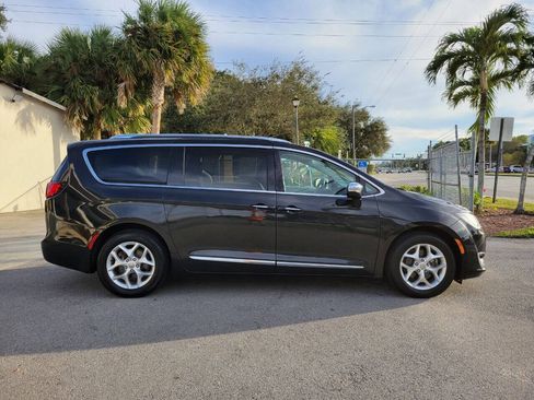 Used 2020 Chrysler Pacifica Limited FWD image 4