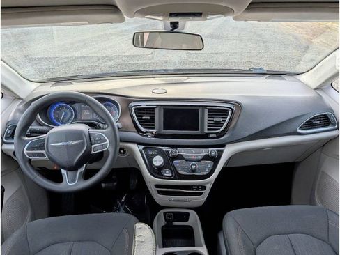 Used 2018 Chrysler Pacifica LX FWD image 29