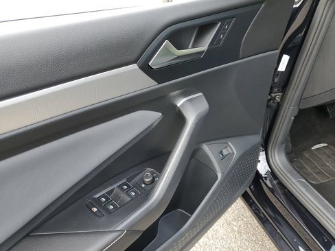 Used 2025 Volkswagen Jetta SE FWD image 18