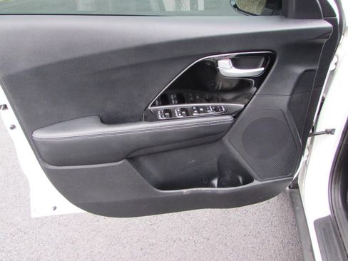 Used 2019 Kia Niro EX image 11