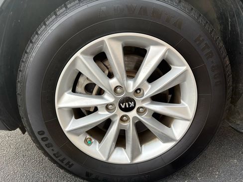 Used 2019 Kia Sorento LX image 25