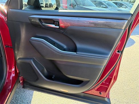 Used 2021 Toyota Highlander Platinum image 14