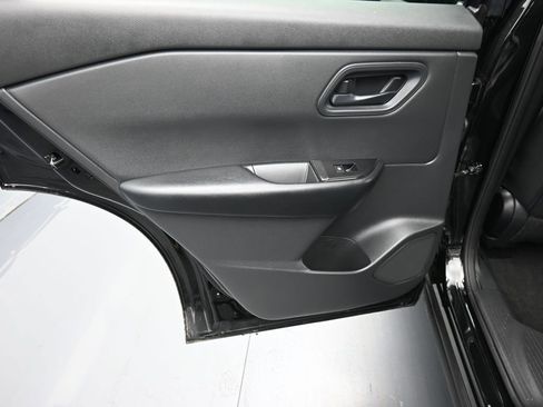 Used 2025 Nissan Rogue S image 11