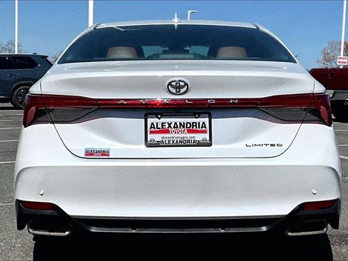 Used 2019 Toyota Avalon Limited w/ Advanced Safety Package FWD image 4