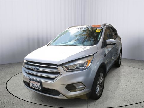 Used 2017 Ford Escape Titanium image 3