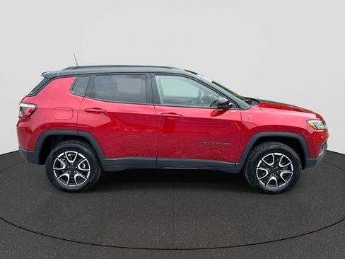Used 2025 Jeep Compass Trailhawk AWD/4WD image 9