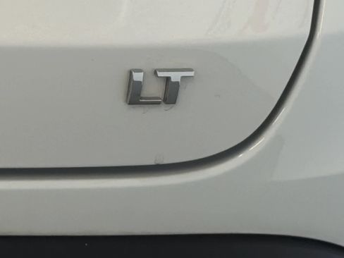Used 2024 Chevrolet Trax LT w/ Sunroof Package FWD image 7