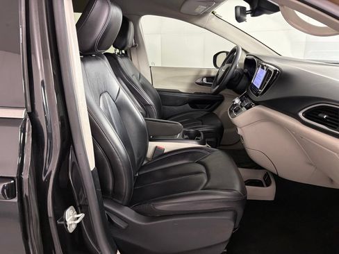 Used 2023 Chrysler Pacifica Touring-L FWD image 41