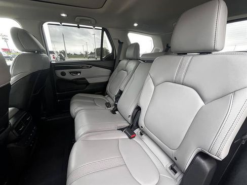 Used 2024 Honda Pilot Touring image 10