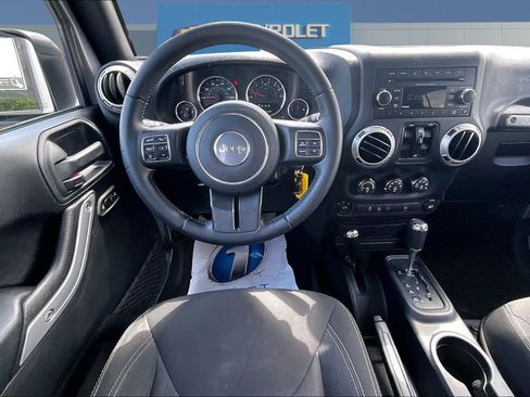 Used 2017 Jeep Wrangler Unlimited Sahara w/ Connectivity Group AWD/4WD image 8