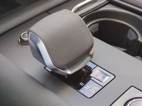 Used 2024 Land Rover Discovery Metropolitan Edition image 33