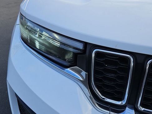 Used 2024 Jeep Grand Cherokee Laredo image 11