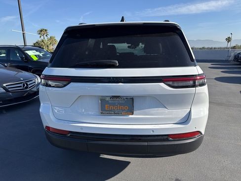 Used 2024 Jeep Grand Cherokee Altitude image 6