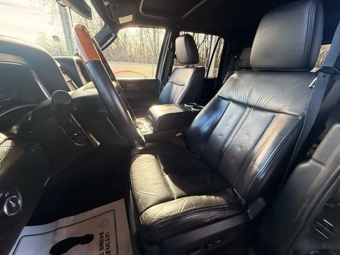 Used 2015 Lincoln Navigator Sport Utility 4D image 16