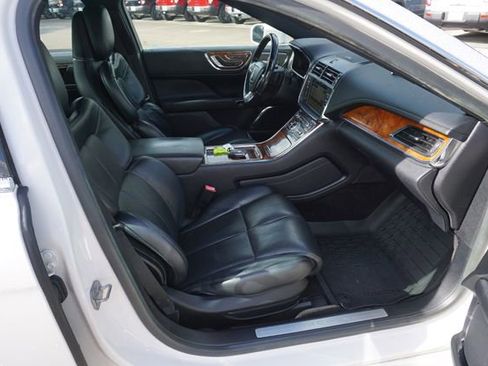 Used 2017 Lincoln Continental Select FWD image 3