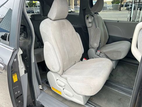 Used 2013 Toyota Sienna LE w/ Towing Pkg image 14