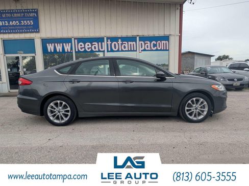 Used 2020 Ford Fusion SE FWD image 2