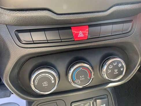 Used 2015 Jeep Renegade Latitude image 18