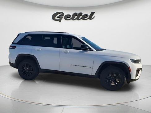 New 2026 Jeep Grand Cherokee Altitude image 9