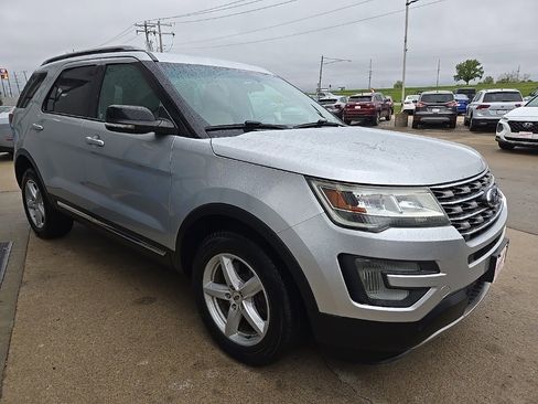 Used 2017 Ford Explorer XLT image 17
