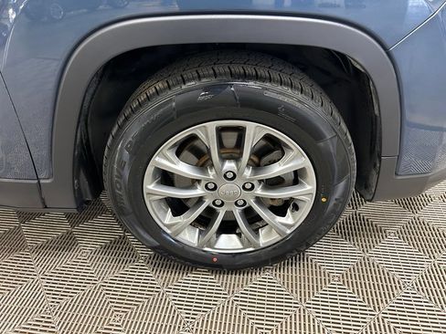 Used 2020 Jeep Cherokee Latitude Plus w/ Comfort/Convenience Group FWD image 2