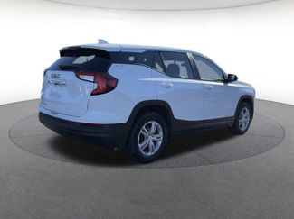 Used 2024 GMC Terrain SLE video 2