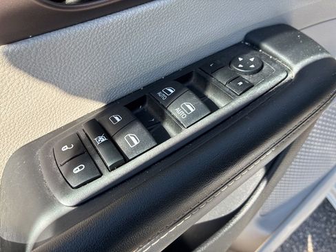 Used 2023 Chrysler Voyager LX FWD image 10