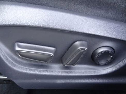 Used 2025 Toyota Corolla Cross XLE AWD/4WD image 7
