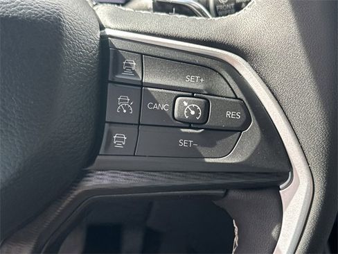 Used 2023 Jeep Grand Cherokee Altitude image 48