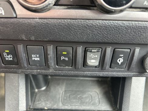 Used 2017 Toyota Tacoma TRD Off-Road w/ Premium & Technology Package AWD/4WD image 32