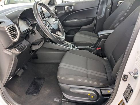 Used 2025 Hyundai Venue SEL FWD image 11