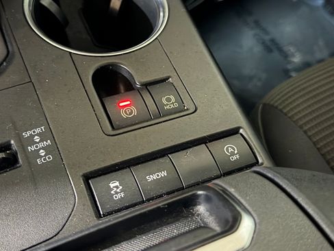 Used 2020 Toyota Highlander L FWD image 31