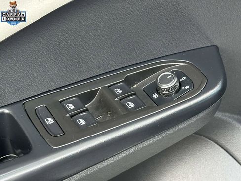 Used 2025 Volkswagen Taos SE w/ Panoramic Sunroof Package AWD/4WD image 17