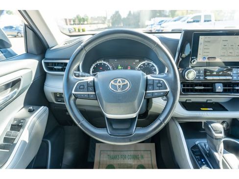 Used 2023 Toyota Highlander XLE image 22