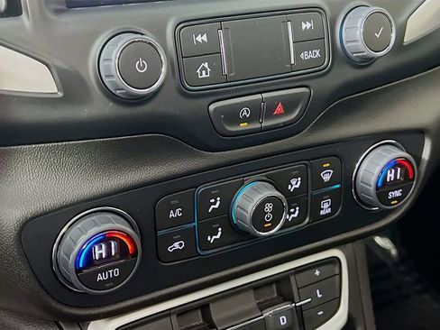 Used 2024 GMC Terrain SLE w/ Driver Convenience Package image 15