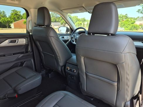 Used 2025 Ford Explorer Active w/ Active Comfort Package RWD image 42