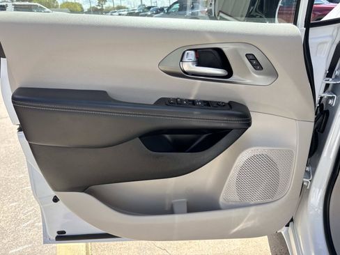 Used 2024 Chrysler Pacifica Touring-L FWD image 18