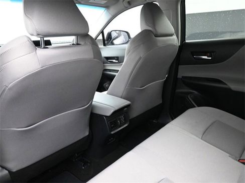 Used 2024 Toyota Venza LE image 2