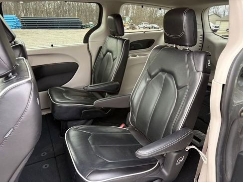 Used 2023 Chrysler Pacifica Limited FWD image 11