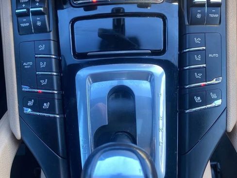 Used 2016 Porsche Cayenne image 18