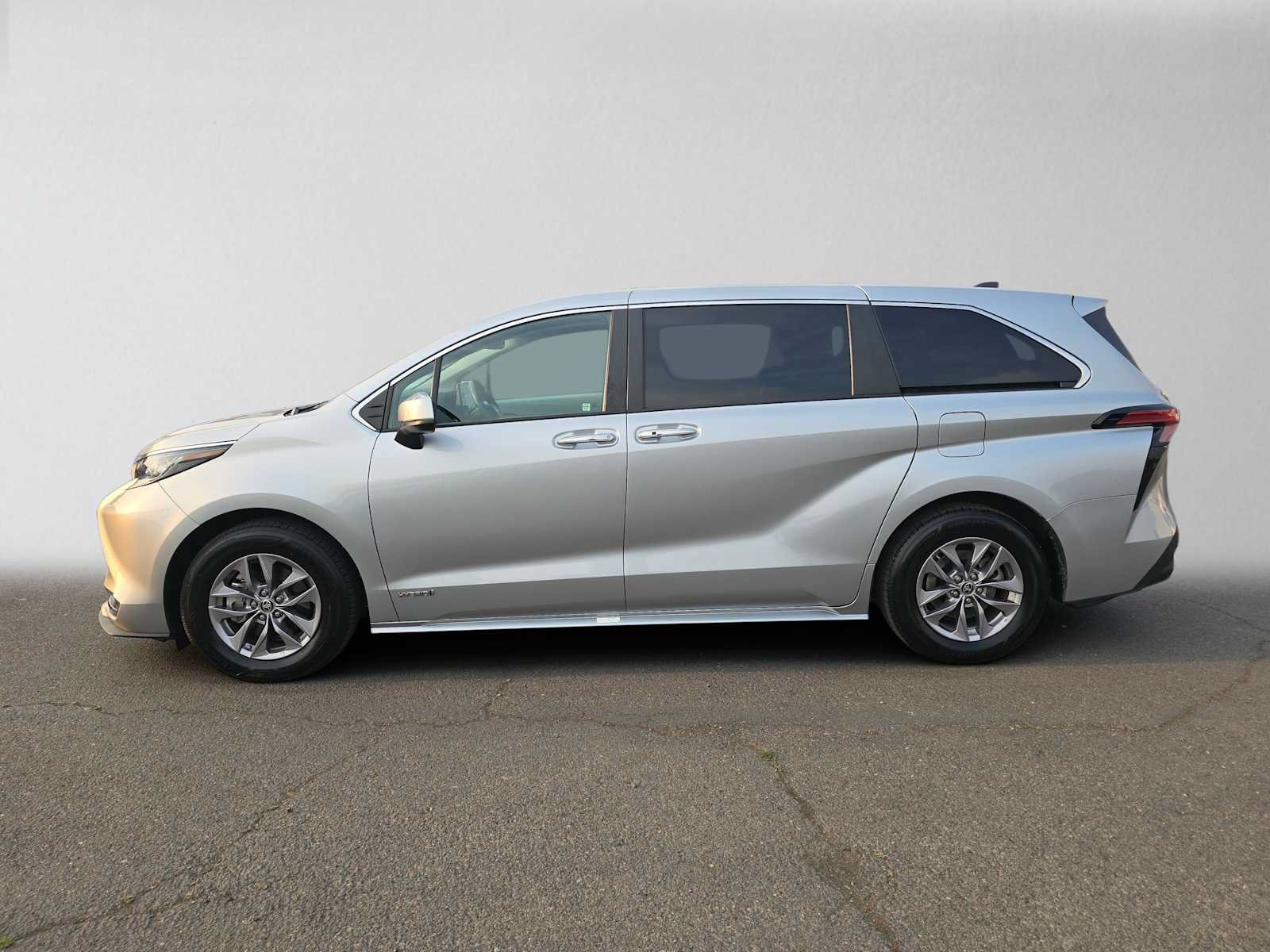 Certified 2021 Toyota Sienna XLE FWD image 7