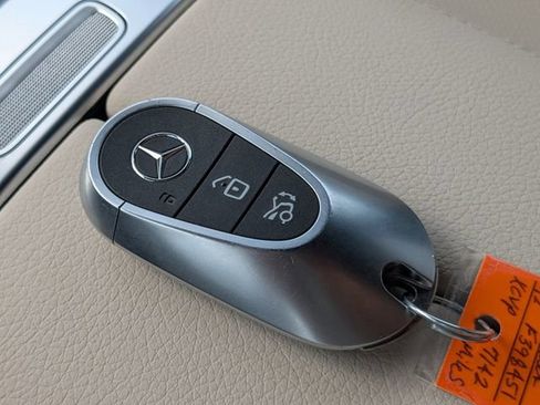 Used 2025 Mercedes-Benz GLC 300 image 31