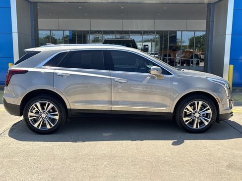 Used 2022 Cadillac XT5 Premium Luxury w/ Technology Package FWD image 2