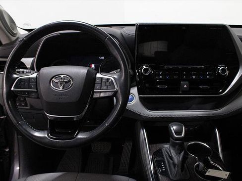 Certified 2021 Toyota Highlander Platinum AWD/4WD image 12