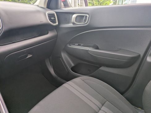 Used 2024 Hyundai Venue SEL FWD image 17