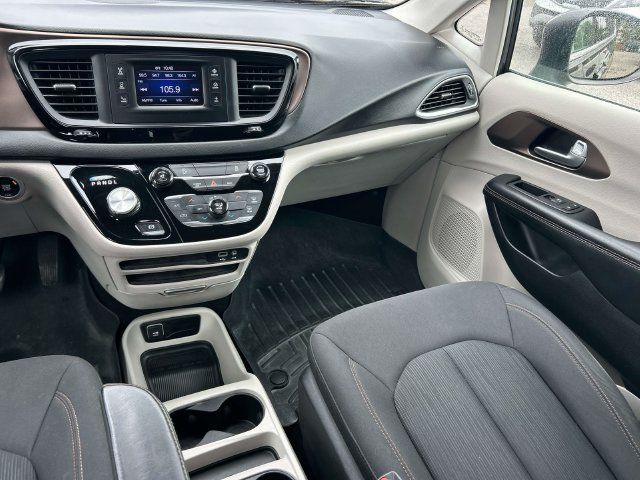 Used 2017 Chrysler Pacifica LX FWD image 15