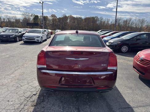 Used 2018 Chrysler 300 Touring w/ Driver Convenience Group RWD image 6