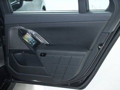 Certified 2025 BMW i7 xDrive60 image 32