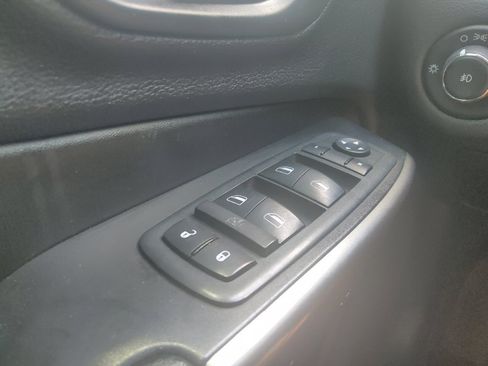 Used 2020 Jeep Cherokee Limited FWD image 27
