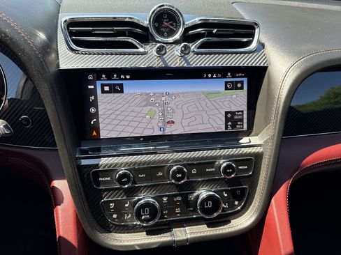Used 2022 Bentley Bentayga AWD/4WD image 22